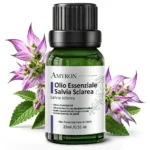 Flacone AMYRON da 15 ml di olio essenziale naturale di Salvia Sclarea con fiori e foglie su sfondo bianco