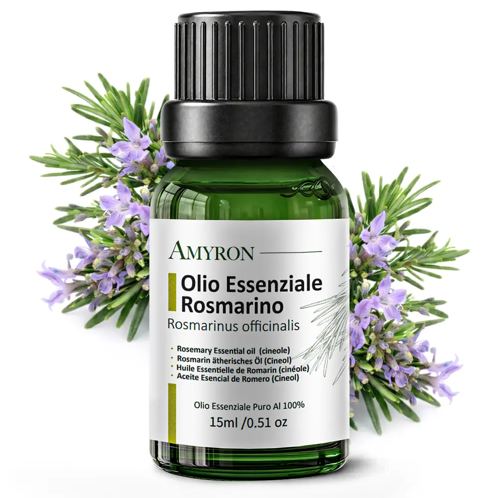 Flacone AMYRON da 15 ml di olio essenziale di rosmarino cineolo tra rami fioriti su sfondo bianco