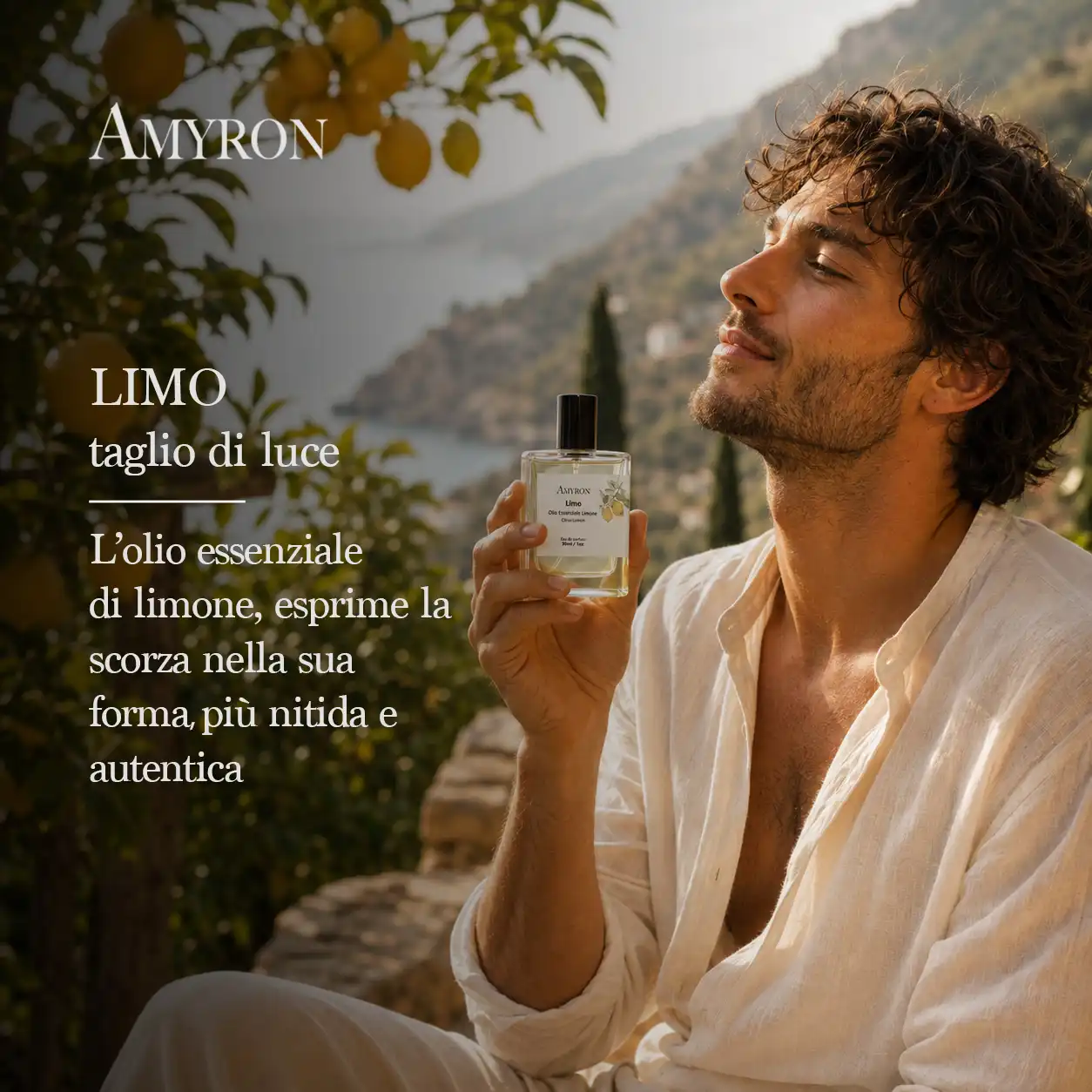 Uomo che annusa il profumo al limone Limo AMYRON in un giardino mediterraneo