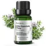 Olio essenziale di timo AMYRON con scatola e flacone 15 ml tra piante di Thymus vulgaris in ambiente naturale